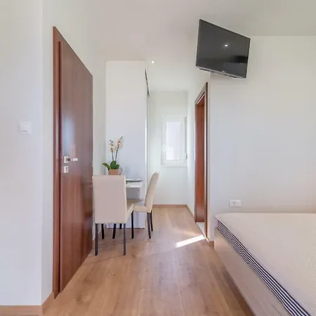 Apartment Studio Apartman Rosa